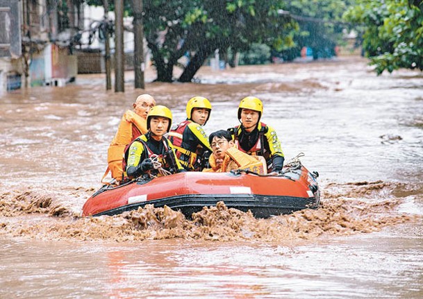 在萬州，救援人員出動橡皮艇搜救。