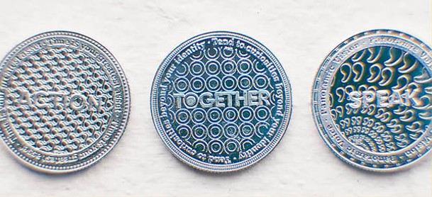 每一款硬幣正反面印有不同詞語。