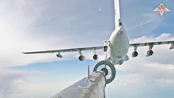 圖95MS戰略轟炸機進行空中加油。