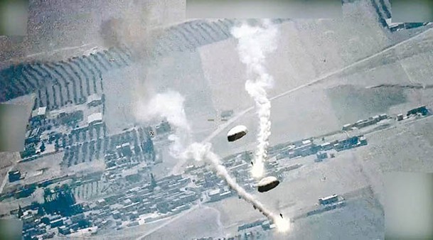 俄羅斯蘇35戰機靠近美國MQ9無人機施放附有降落傘的照明彈。