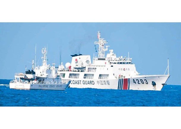 中國海警船（右）攔截菲律賓巡邏船（左）。