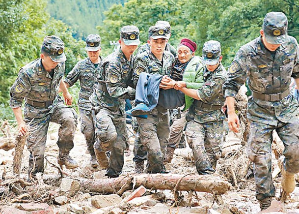 武警重慶總隊執勤第三支隊官兵疏散被困人員。（中新社圖片）