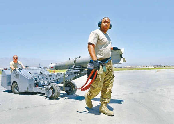 美國空軍人員為A10C攻擊機掛載集束彈藥。