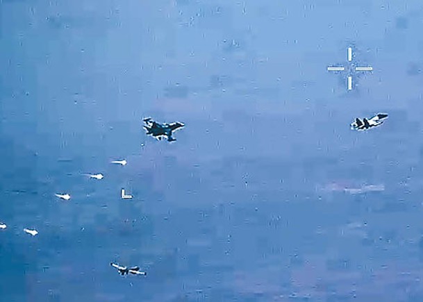 俄羅斯戰機（左上）向美國無人機（左下）施放照明彈。
