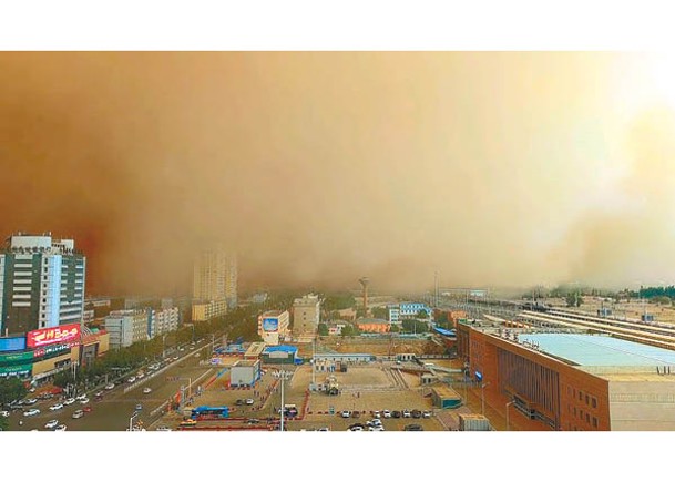 新疆哈密市伊州區哈密火車站前拍到沙塵暴。