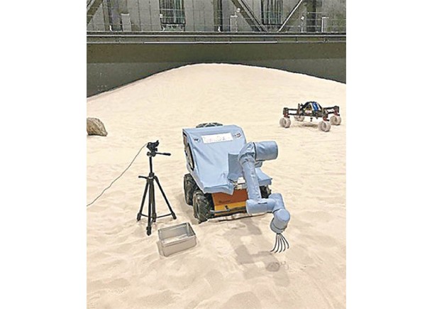 小型機械人在月表模擬設施上執行實驗。