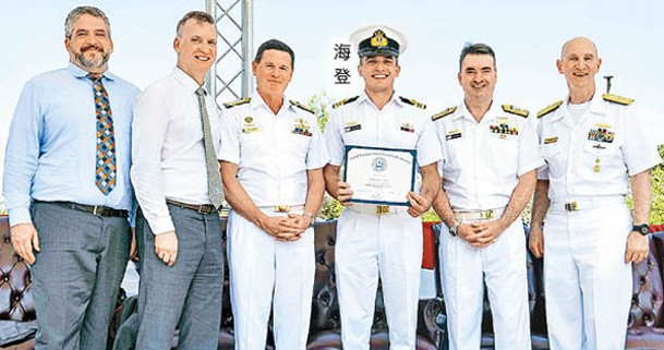 澳洲皇家海軍少校海登從美國海軍核動力學校畢業。