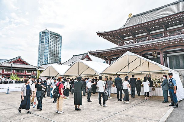 市民排隊準備悼念安倍晉三。（Getty Images圖片）