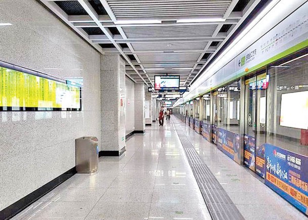 湖北省武漢市地鐵6號線出現露體狂。