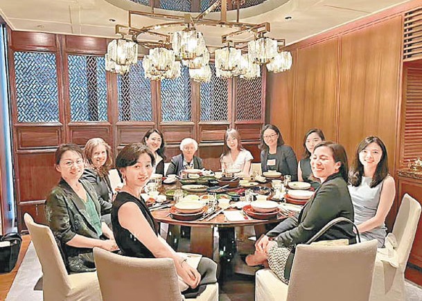 耶倫上周六與數名女性經濟學家共進午餐。