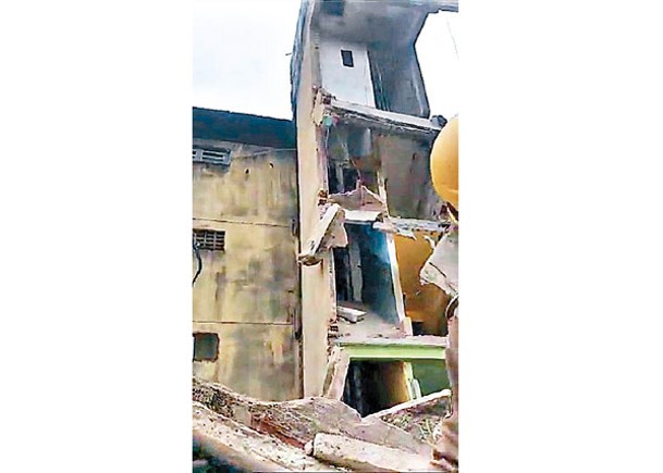 倒塌危樓位於貧民區。