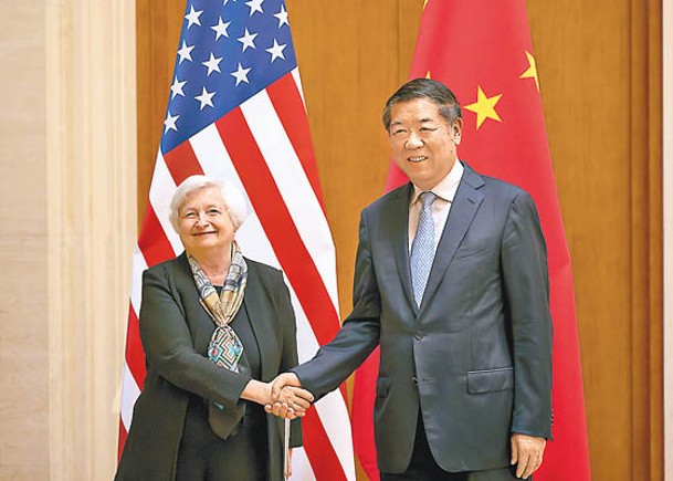 美國財政部長耶倫（左）與中國國務院副總理何立峰（右）會面。（Getty Images圖片）
