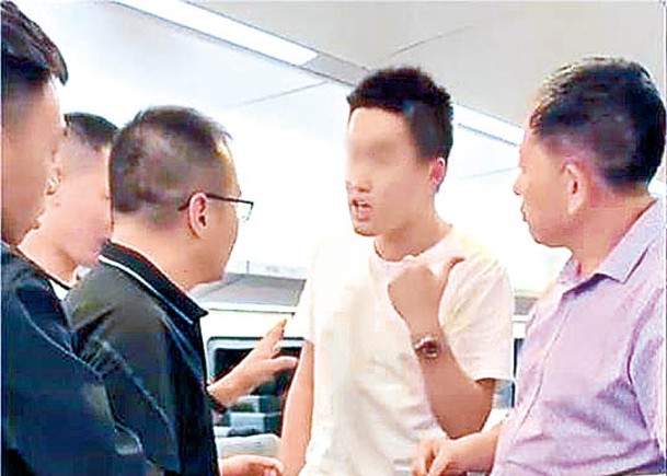台灣男子（白衣）與中國大陸乘客口角。