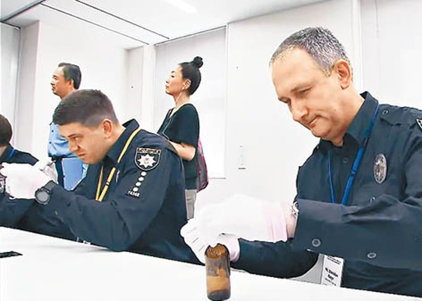 烏克蘭警官在日本學習確認遺體身份的方法。