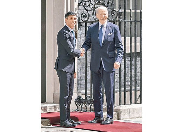 辛偉誠（左）在首相府迎接拜登（右）。