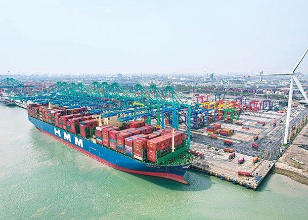 天津港開通超大集裝箱船型，直航歐洲多國新航線。（中新社圖片）