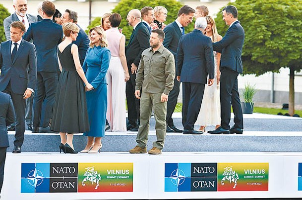 記者拍到澤連斯基（前右）在晚宴前大合照時，剛好被其他國家領導人冷落一刻。
