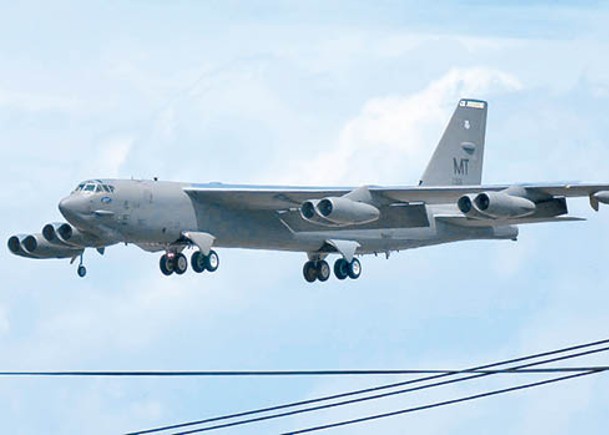 美國B52H戰略轟炸機轉降日本橫田空軍基地。
