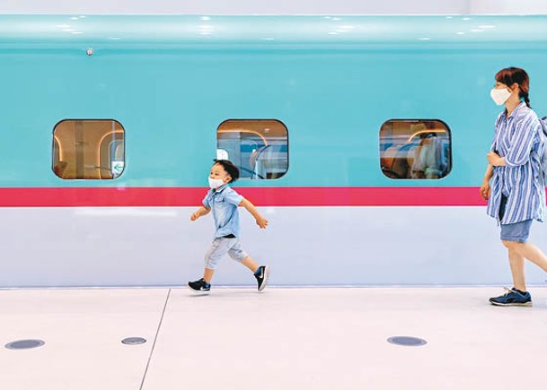 日本不少兒童及年輕人仍戴口罩。（Getty Images圖片）