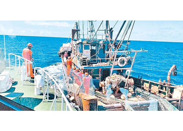 台灣海巡人員強靠登檢中國大陸漁船。