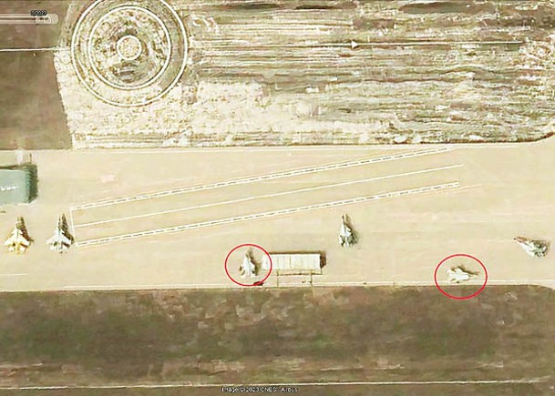 最新衞星照片顯示，某機場出現了多架艦載機（紅圈示），包括摺疊機翼版殲35戰機。