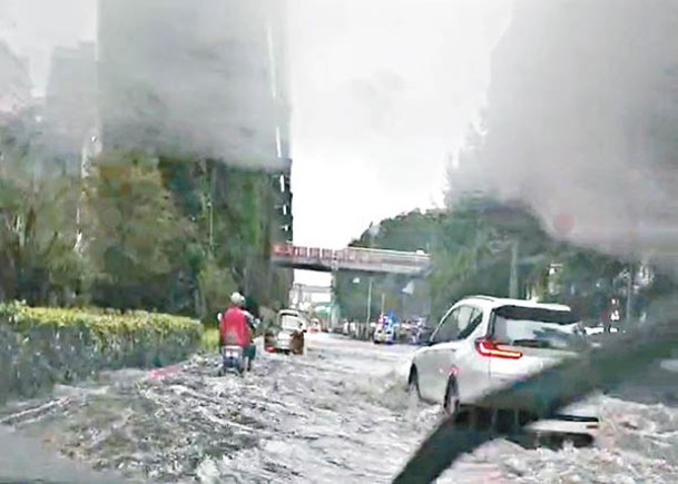 重慶萬州區道路被水淹。