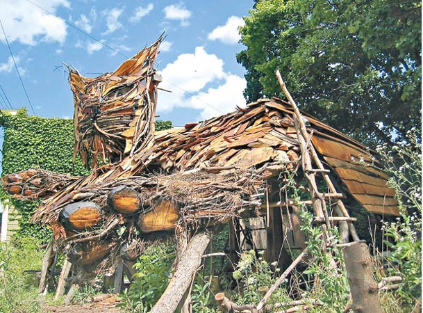 布瓦用廢棄品製成貓造型建築物。