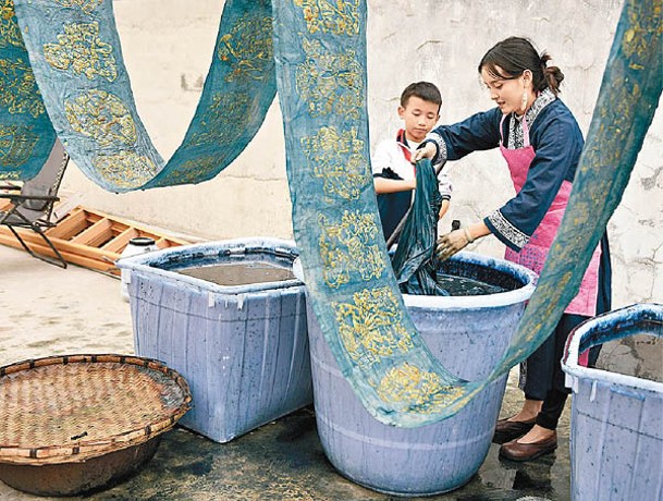 冉光津（右）教導學員練習楓香染。