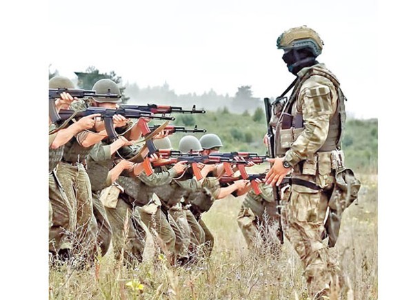 瓦格納集團僱傭兵（右）訓練白羅斯領土防衞部隊（左）。