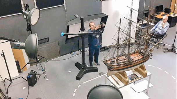 研究團隊對荷蘭博物館收藏的帆船模型作3D掃描。