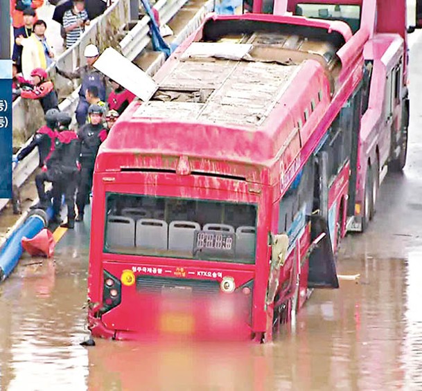 巴士被洪水圍困在清州市地下車道。