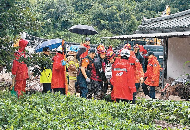 大批搜救人員在重災區搜索生還者。