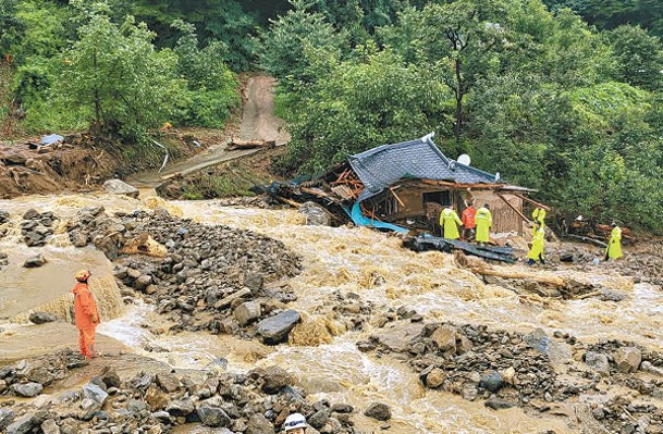 慶尚北道因暴雨而發生山泥傾瀉致屋宇倒塌。
