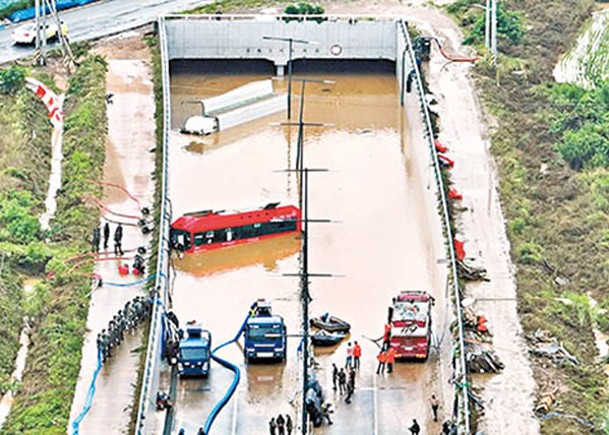 清州市地下車道被洪水淹浸。
