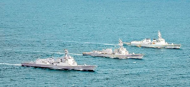 摩耶號（左起）、約翰‧芬恩號、栗谷李珥號展開導彈防禦演習。