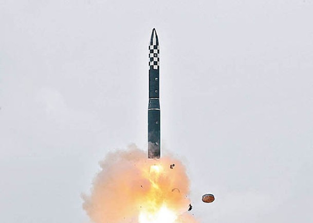 北韓試射火星18型洲際彈道導彈。