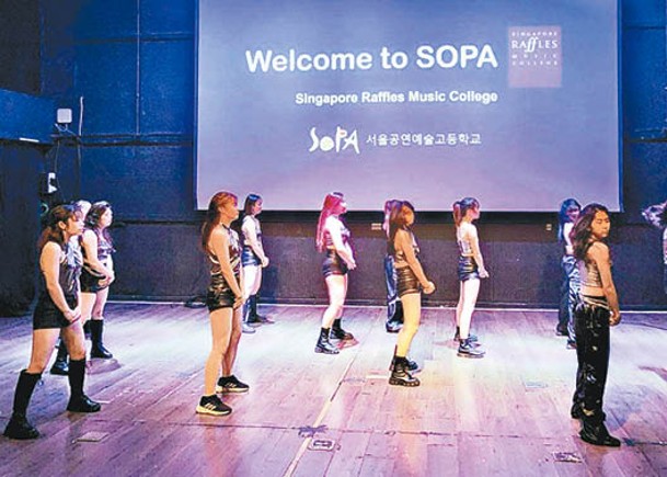 新加坡將開辦首個韓流表演藝術培訓課程；圖為首爾公演藝術高等學校學生表演。