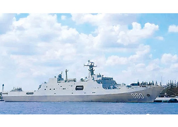 解放軍登陸艦  駛近澎湖漁船