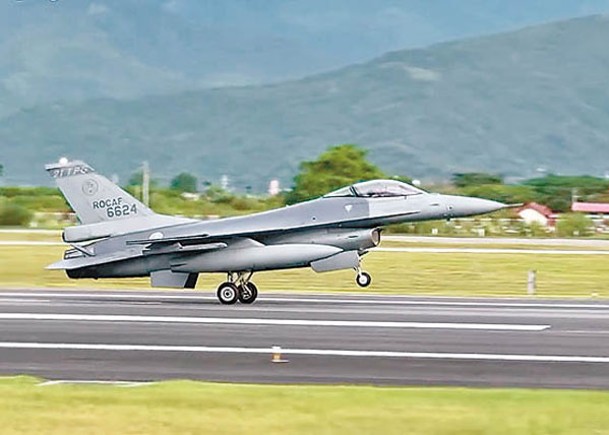 F16V戰機現身豐年機場。
