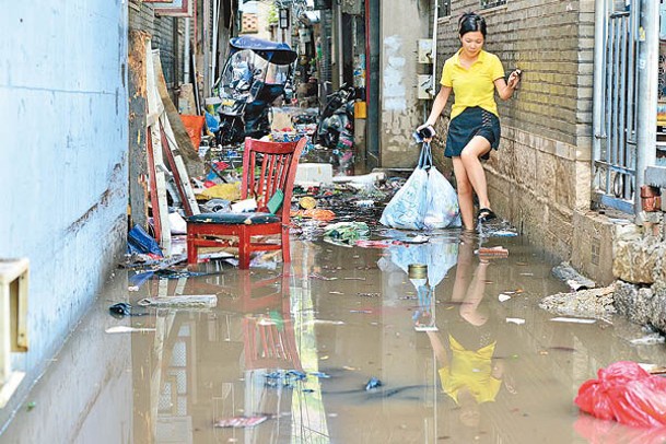 福建：多地道路積水，快安村村民涉水出行。