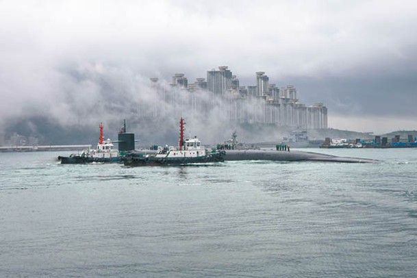 美國戰略核潛艇肯塔基號駛入南韓釜山港。