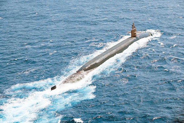 美國戰略核潛艇緬因號在菲律賓海上浮航行。