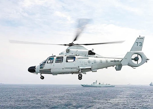齊齊哈爾號載直升機參與演習。
