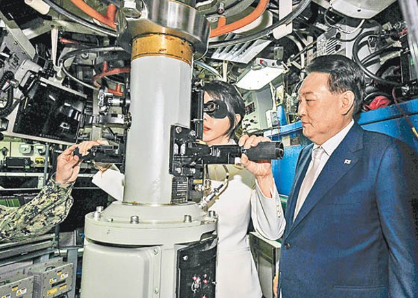 南韓總統尹錫悅（右）與夫人金建希（左）視察美國戰略核潛艇肯塔基號。