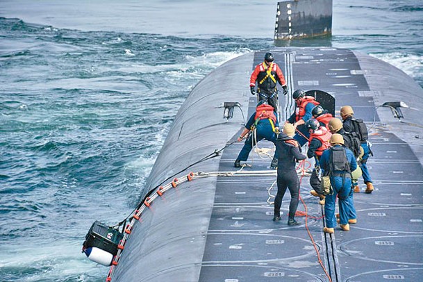 美國戰略核潛艇緬因號在阿留申群島附近接收空投物資。