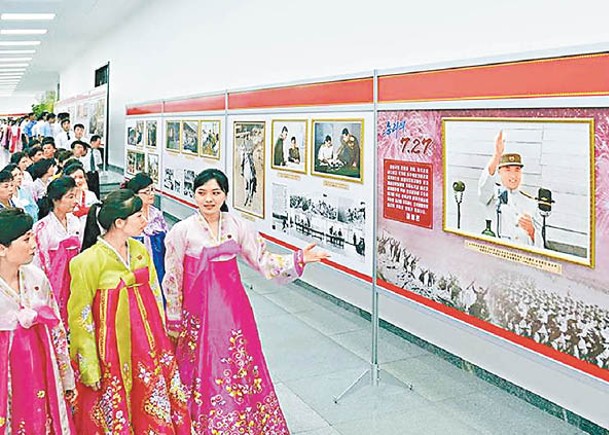 平壤民眾參觀關於韓戰勝利的攝影展。