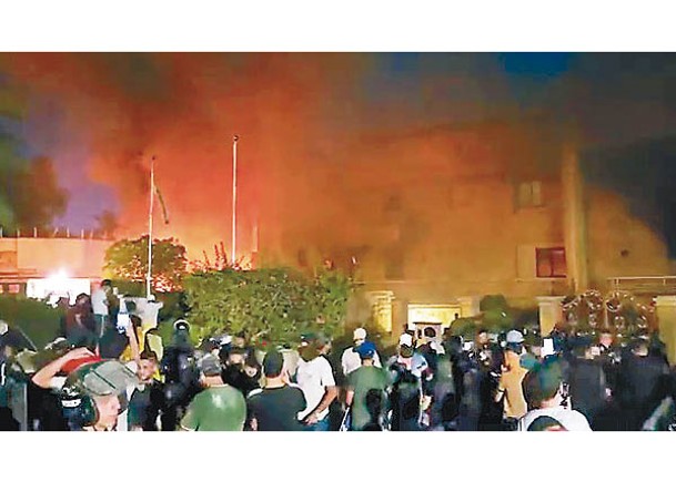 伊拉克民眾在瑞典駐巴格達大使館放火。