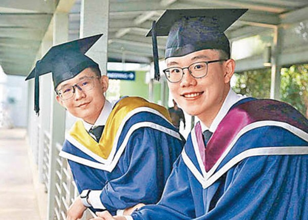 鄭暘泓（右）大學時期曾擔任義務急救員。（新加坡《聯合早報》）