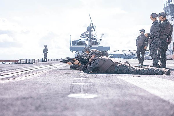 美國海軍陸戰隊人員在兩棲攻擊艦巴丹號展開實彈射擊訓練。