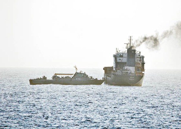 中東角力  伊朗頻扣押商船  美增派部隊兩棲艦周旋